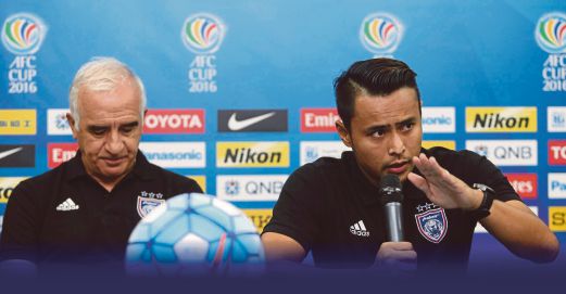  AIDIL (kanan) bersama Gomez ketika sidang media saingan kumpulan Piala AFC di Hotel Thistle, Johor Bahru, semalam.