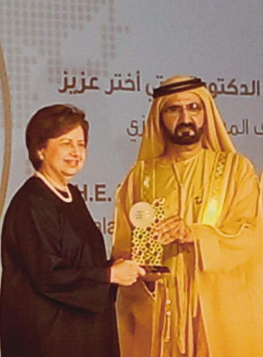 DR Zeti menerima Anugerah Pencapaian Sepanjang Hayat. 