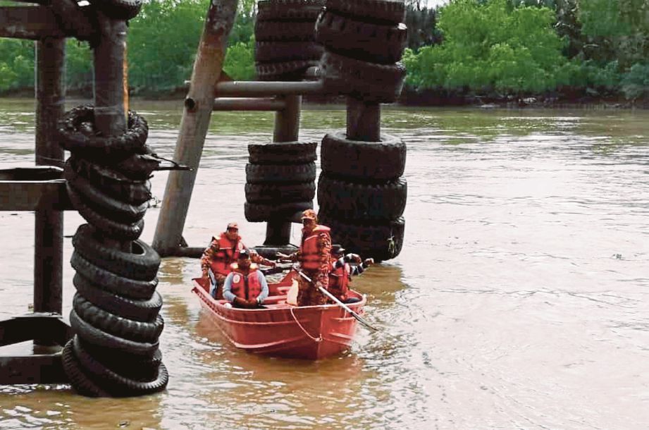 ANGGOTA bomba menjalankan operasi pencarian mengesan mangsa yang dikhuatiri hilang di Sungai Batang Samarahan, Kota Samarahan. 