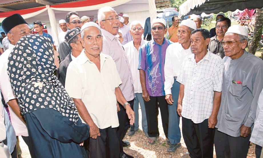 Mahdzir  (tiga dari kiri)  beramah mesra dengan veteran UMNO di Program Santai bersama Veteran UMNO di Kampung Kubang Bembam. 