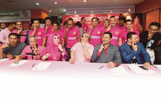 ANNUAR (duduk, tiga dari kanan), Datuk Vida dan barisan penaja  bersama sebahagian pemain  Kelantan selepas Majlis Menandatangani Kontrak Penajaan Pasukan Liga Super Kelantan musim 2016 di Medan Mara, semalam. 