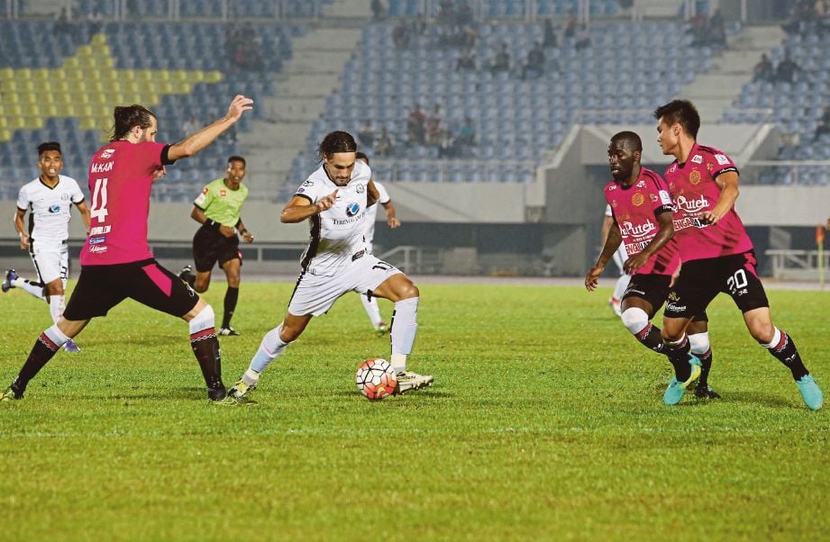 ISSEY ( dua dari kiri) diasak  pemain  Kelantan  di Stadium Sultan Mizan Zainal Abidin Gong Badak, malam tadi.
