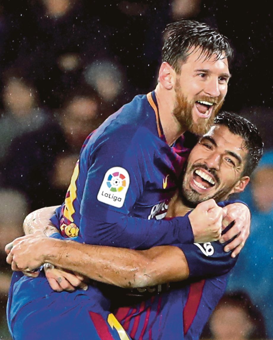 SUAREZ (kanan) meraikan jaringan bersama Messi ketika pasukan menundukkan Real Sociedad.
