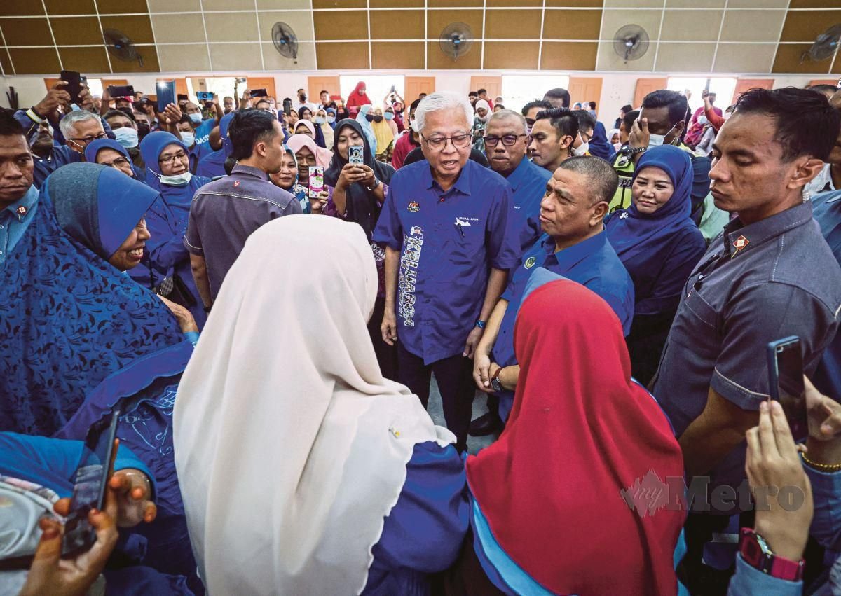  Perdana Menteri Datuk Seri Ismail Sabri Yaakob (tengah) ketika beramah mesra dengan orang ramai pada majlis ramah mesra bersama keluarga FELDA Lasah. FOTO BERNAMA