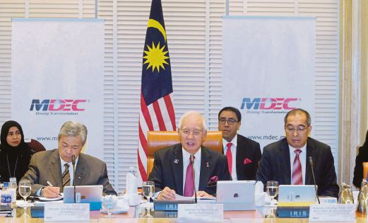  Najib mempengerusikan mesyuarat majlis pelaksanaan MSC Malaysia di Bangunan Perdana Putra, Putrajaya, turut bersama Ahmad Zahid (kiri) dan  Dr Mohd Salleh (kanan). 