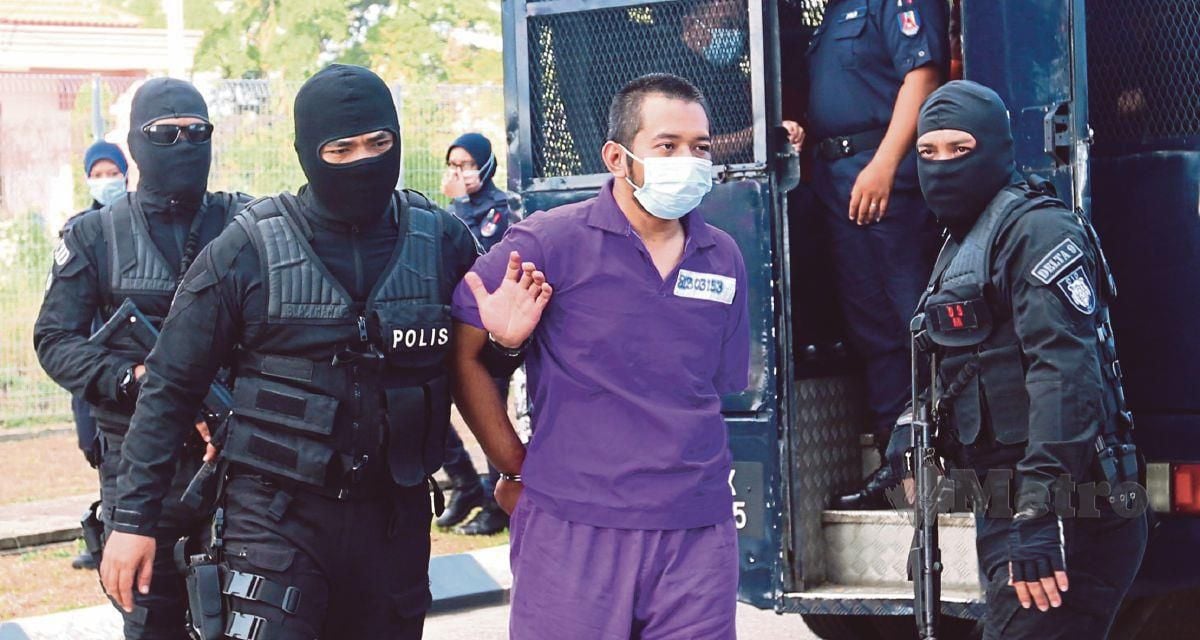 HAFIZUL dibawa ke kompleks mahkamah Kota Bharu untuk perintah reman, hari ini. FOTO Nik Abdullah Nik Omar.