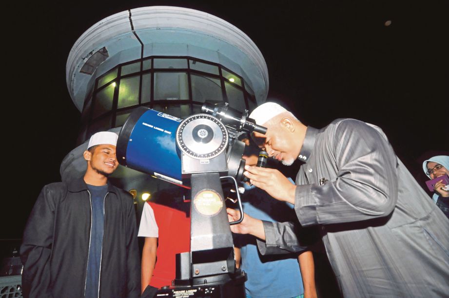 ABDUL Halim menyaksikan Supermoon melalui teleskop di Balai Cerap Kompleks Falak Al-Khawarizmi. 