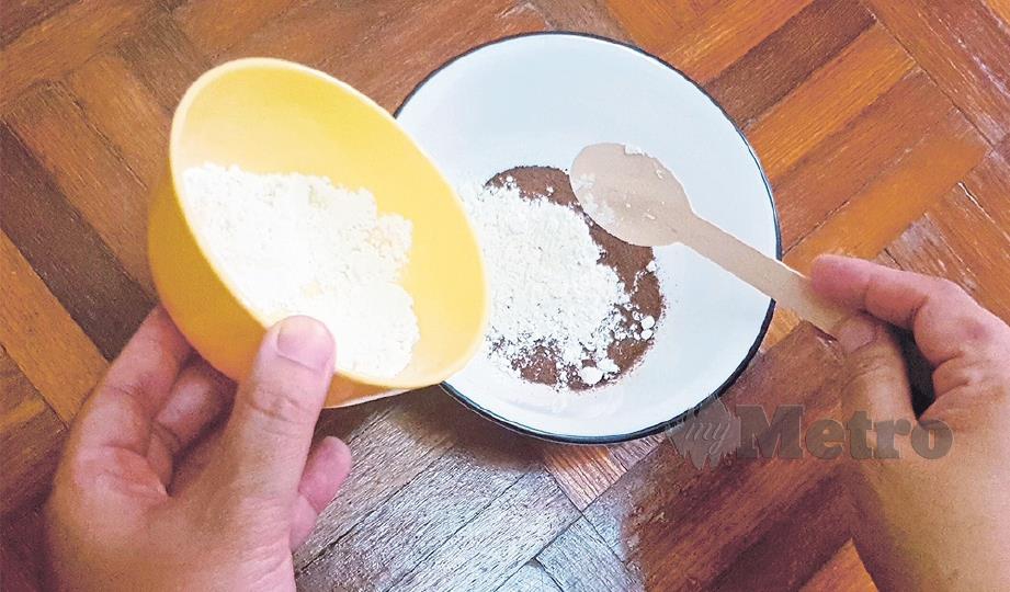 2. DALAM mangkuk kecil berisi serbuk koko, masukkan tepung jagung.