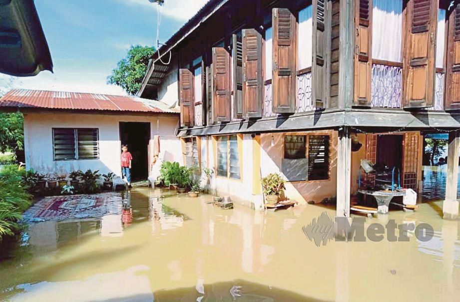 ANTARA  rumah di tiga kampung yang dinaiki air dalam kejadian banjir kilat.