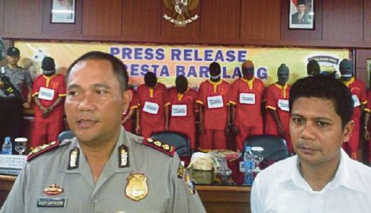 POLIS menunjukkan tujuh warga Malaysia disyaki menyeludup dadah.