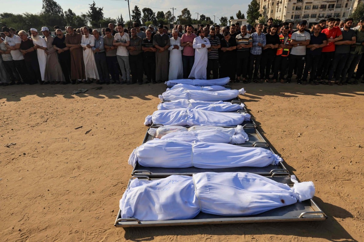 PENDUDUK Palestin menunaikan solat jenazah terhadap ahli keluarga Agha yang terkorban dalam serangan Israel di Khan Yunis, selatan Gaza FOTO. AFP.