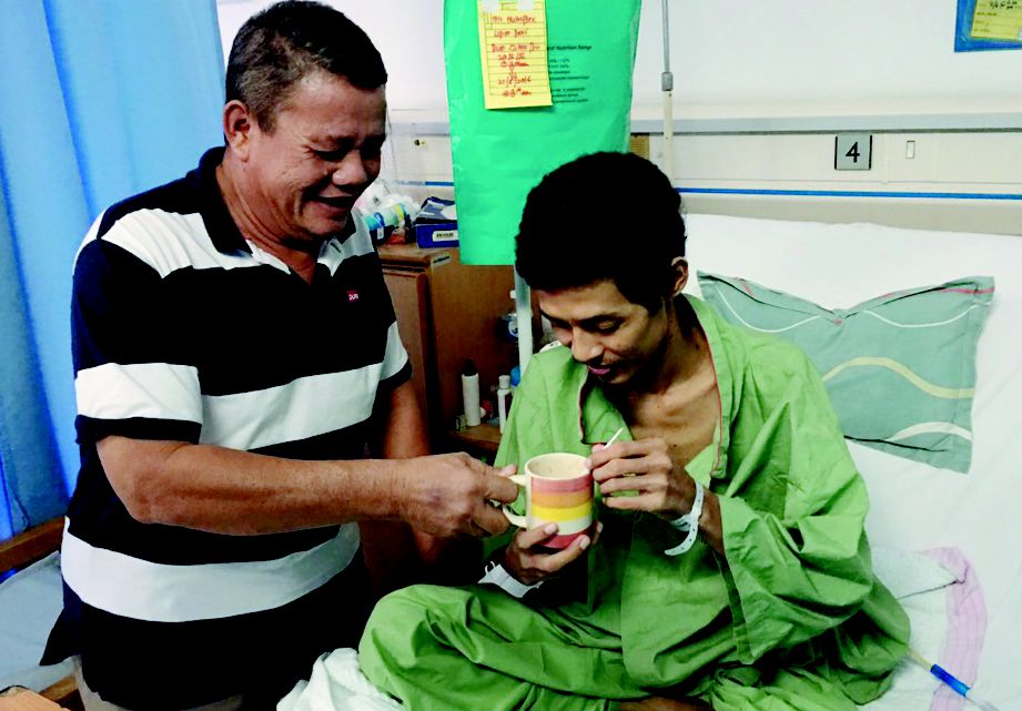 HALIM menyediakan minuman untuk Muhammad Khaidir yang dirawat di Hospital Selayang.