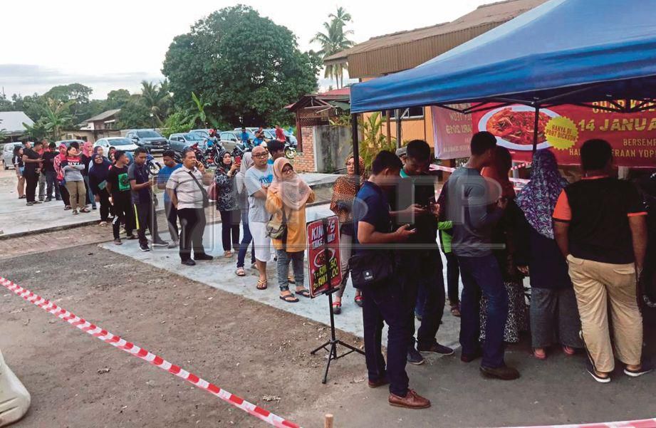  SEBAHAGIAN daripada pelanggan beratur untuk mendapatkan char kuetiau secara percuma  di King’s Char Kuey Teow, Port Dickson. FOTO Mohd Khidir Zakaria