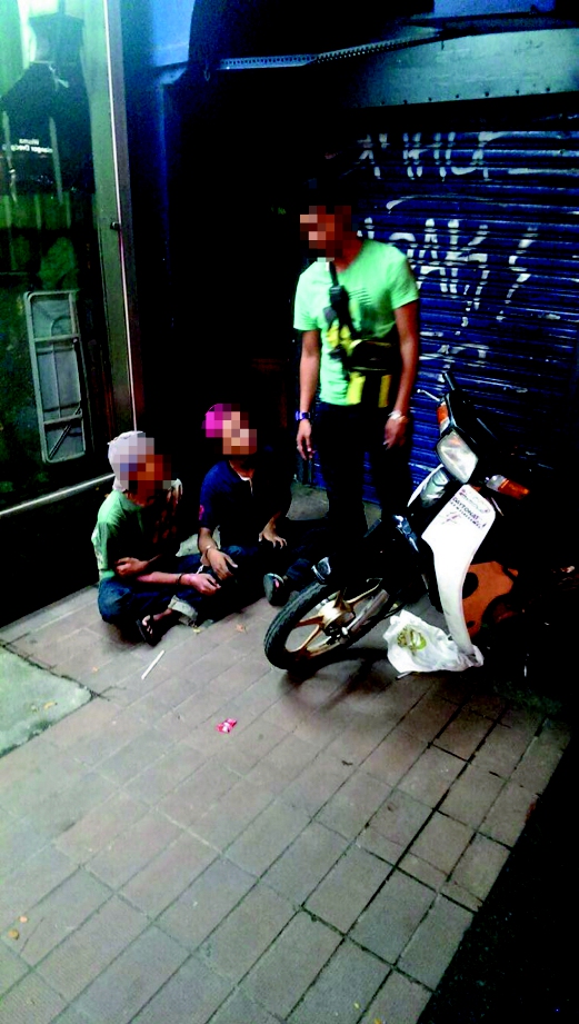  DUA remaja dicekup di Jalan Ampang kerana menggunakan motosikal curi.