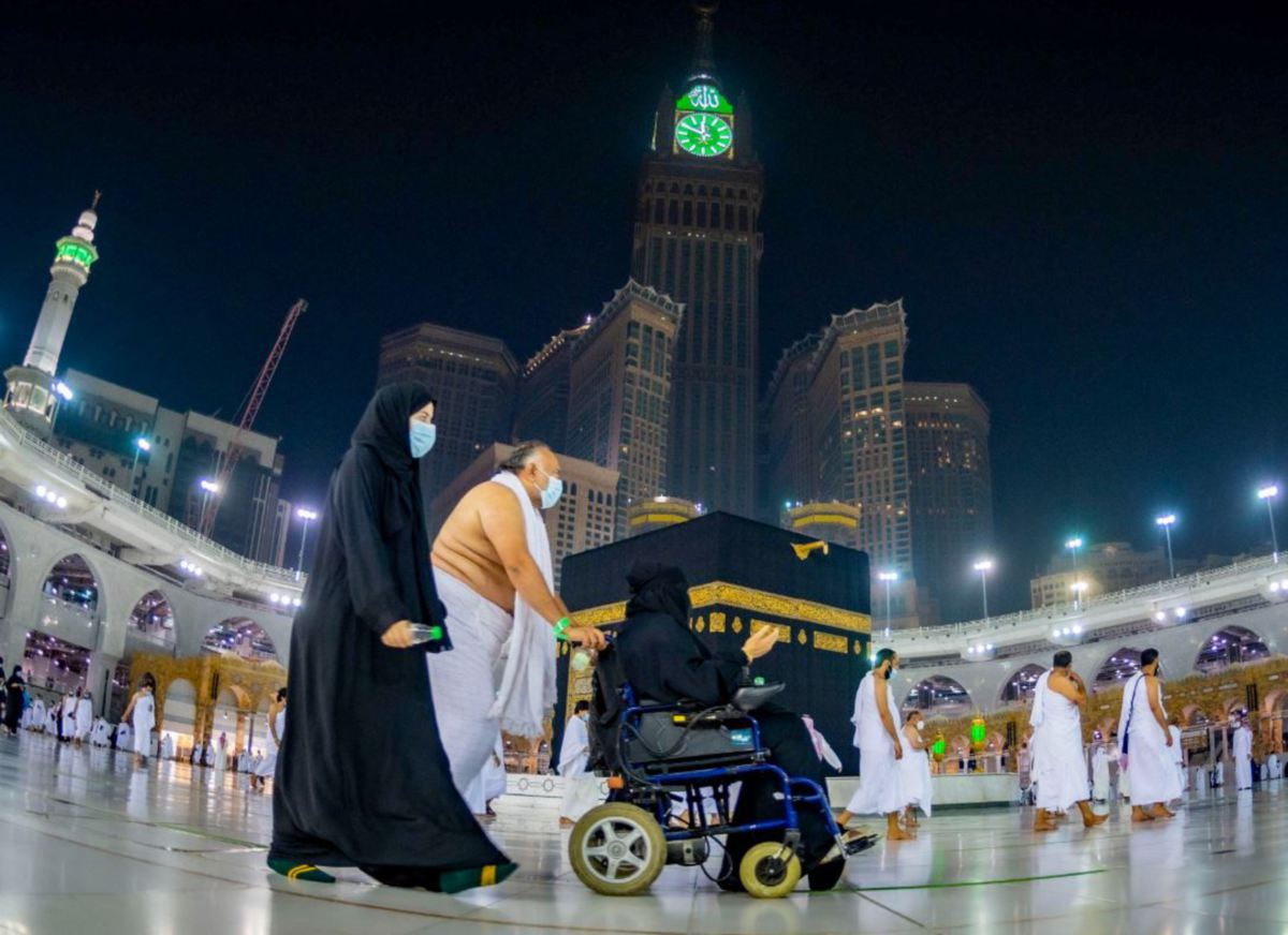 ARAB Saudi mengingatkan jemaah wanita supaya berpakaian mengikut peraturan ditetapkan sepanjang menunaikan umrah. FOTO AFP.