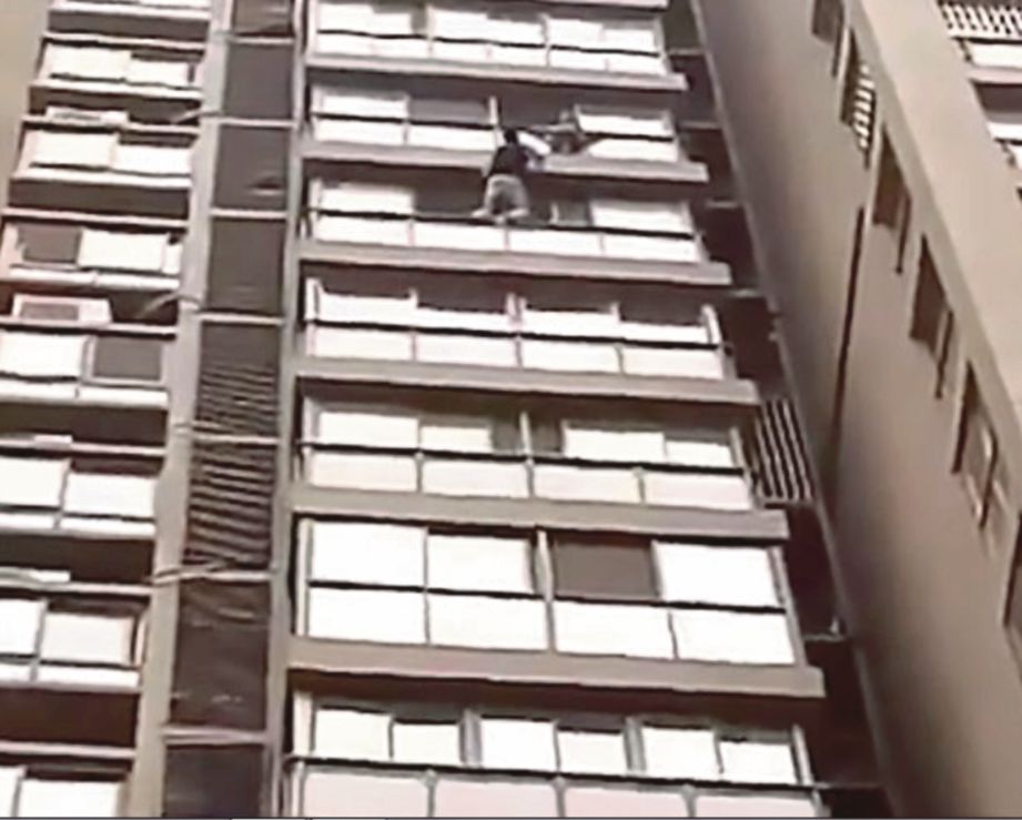 SAAT cemas menunjukkan Zhou berada di luar bangunan apartmen dari ketinggian 39 meter. FOTO Agensi