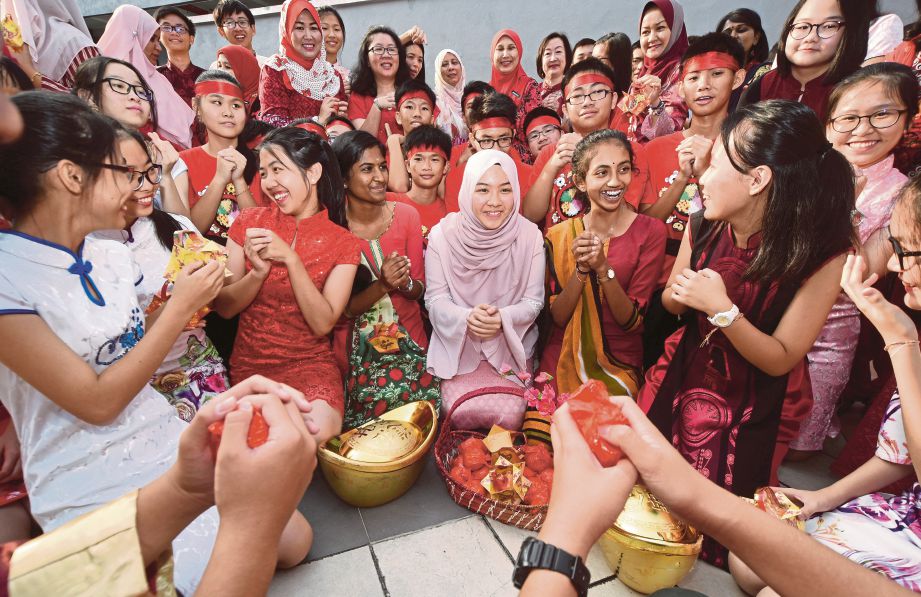 MARSYA Iman (tengah depan) berkongsi ucapan ‘Gong Xi Fa Cai’ bersama rakan yang menyambut Tahun Baru Cina di Bukit Jelutong, Shah Alam.