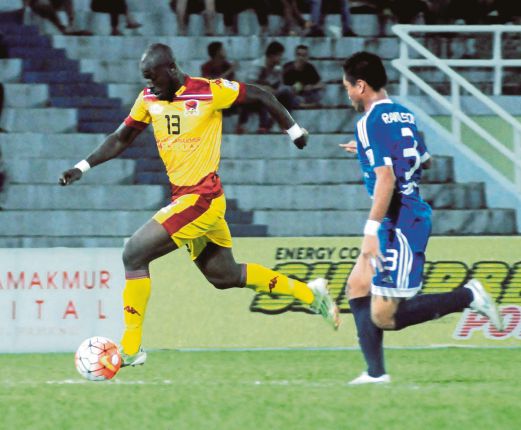 BAKARY (kiri) dikawal pemain Sabah, Rawilson Batuil dalam saingan Liga Perdana di Stadium Darul Makmur.