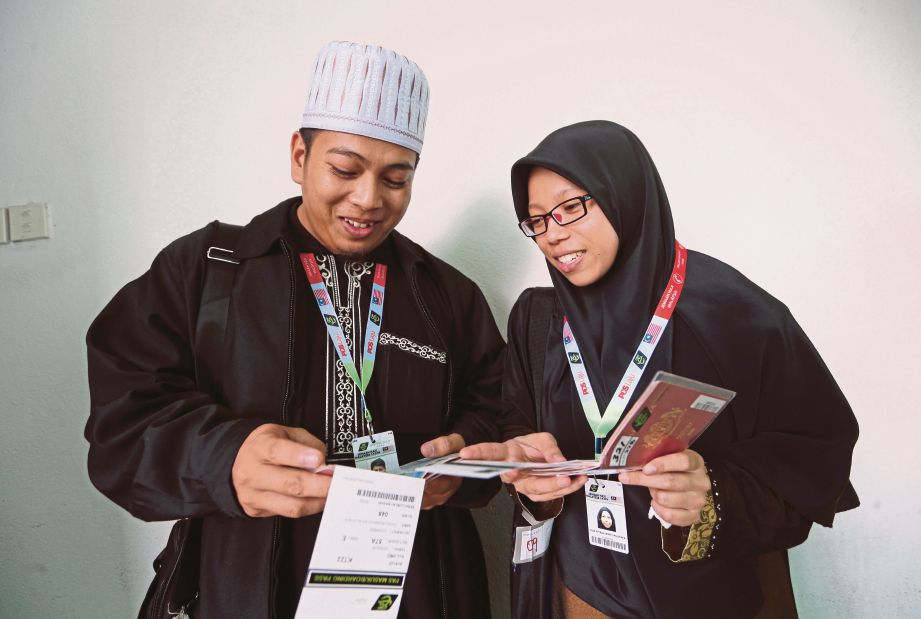 NOR Fitrah   mengerjakan haji bersama adiknya Faisal  di Kompleks Tabung Haji, Kelana Jaya.