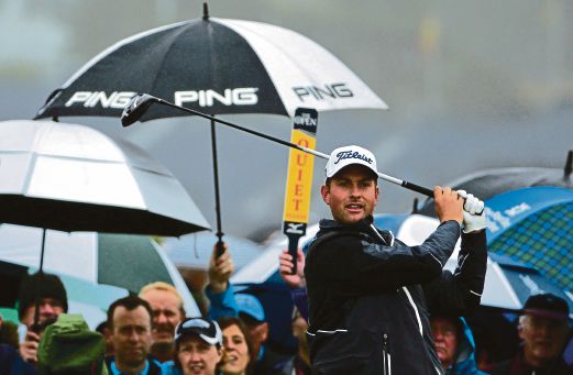 WEBB Simpson dari Amerika Syarikat mencari rentak di lapangan  St. Andrews pada kejohanan Terbuka British. 