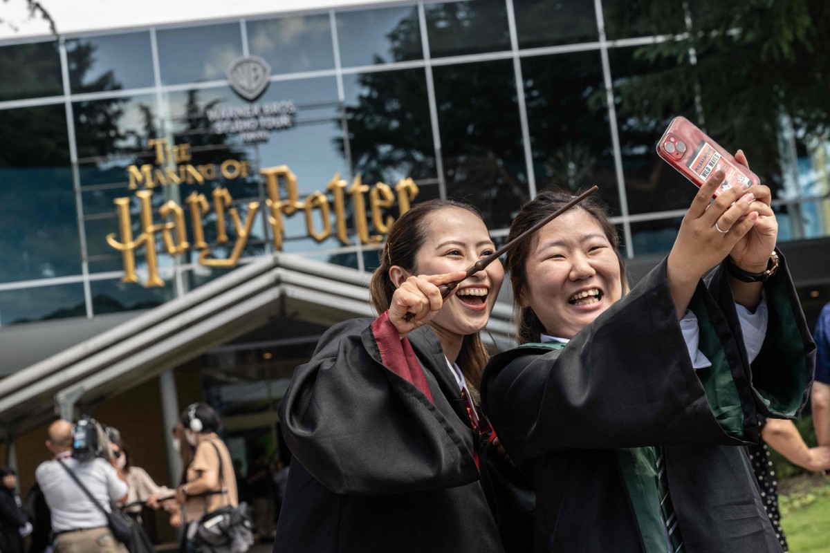 ORANG ramai memakai kostum Harry Potter dan bergambar di hadapan pintu masuk taman tema Warner Bros. Studio Tour Tokyo - The Making of Harry Potter di Tokyo. FOTO AFP.