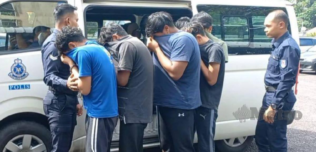 TUJUH sekawan termasuk remaja yang didakwa merogol serta meliwat remaja perempuan bawah umur dibawa ke mahkamah, hari ini. FOTO Zatul Iffah Zolkiply.