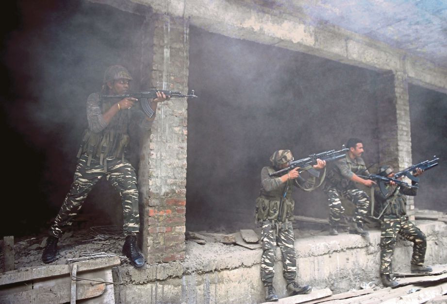 TENTERA India berjaga-jaga di dalam sebuah bangunan selepas pertempuran di Srinagar, semalam. - AFP