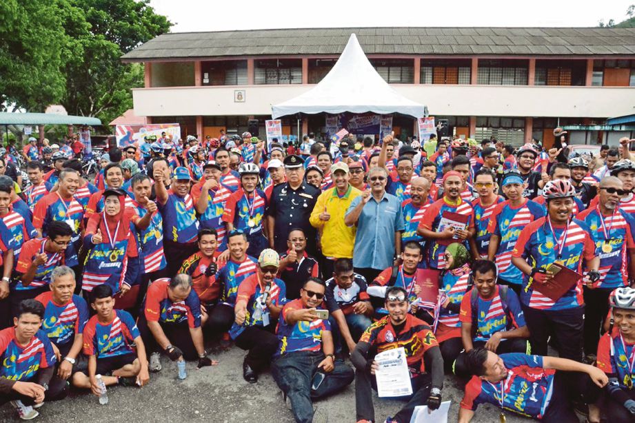AMINUDIN (berbaju kuning) bergambar kenangan bersama peserta program di Mukim Malau, Kubang Pasu.