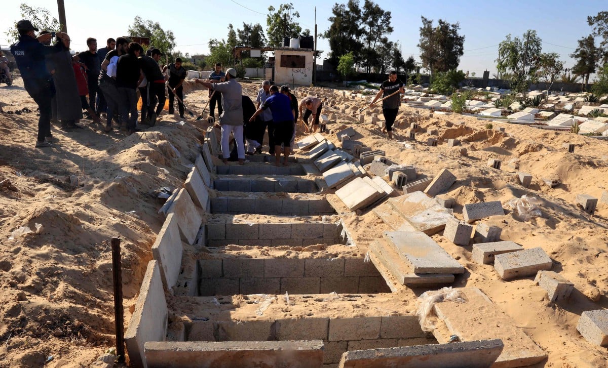 KUBUR di Rafah, selatan Gaza yang disediakan untuk pengebumian mangsa serangan Israel. FOTO AFP.
