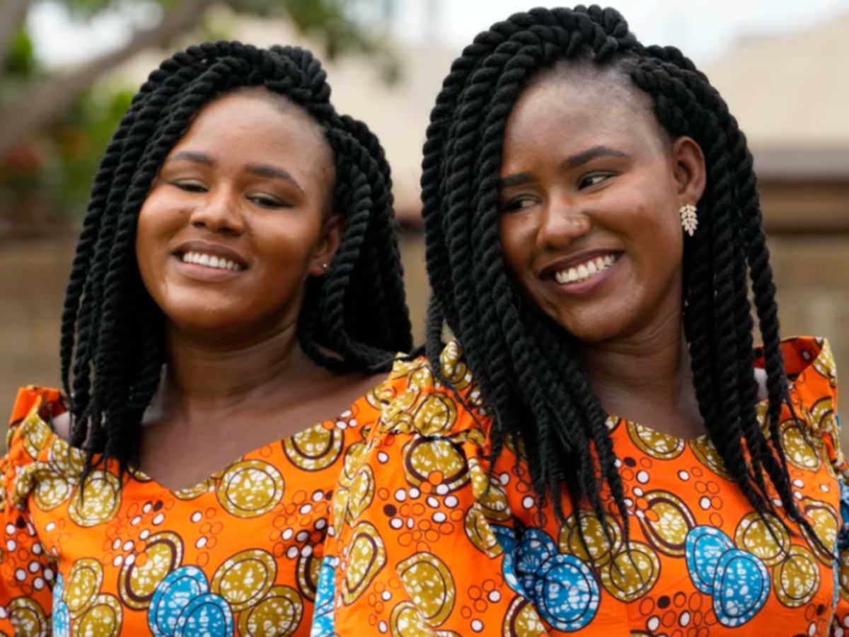 PASANGAN kembar,  Kehinde Adamolekun (kiri) dan Taiwo Adamolekun, 28, hadir acara tahunan festivak kembar di Igbo-Ora Sabtu lalu. FOTO AP