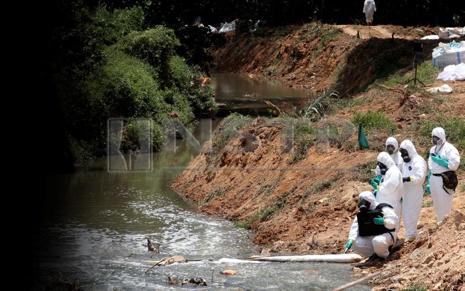 PAKAR   memulakan kerja pembersihan sisa bahan toksik di Sungai Kim Kim, Pasir Gudang, semalam.