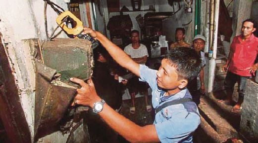 GAMBAR hiasan, petugas memeriksa satu sambungan elektrik haram yang dibuat penduduk di satu kawasan perumahan di Jakarta.