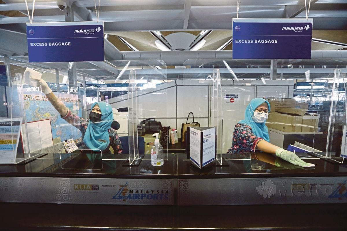 CERMIN kaunter  di Lapangan Terbang Antarabangsa Kuala Lumpur (KLIA) dibersihkan. 