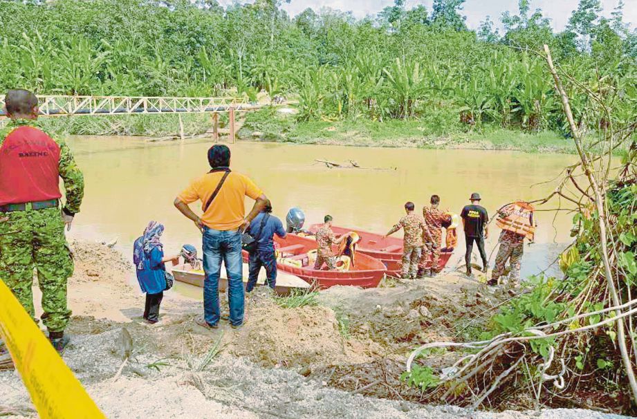 PASUKAN penyelamat mencari Muhammad Saiful di Sungai Kuala Merah. 