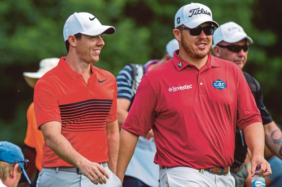 MCILROY (kiri) berbual bersama pemain Afrika Selatan George Coetzee.