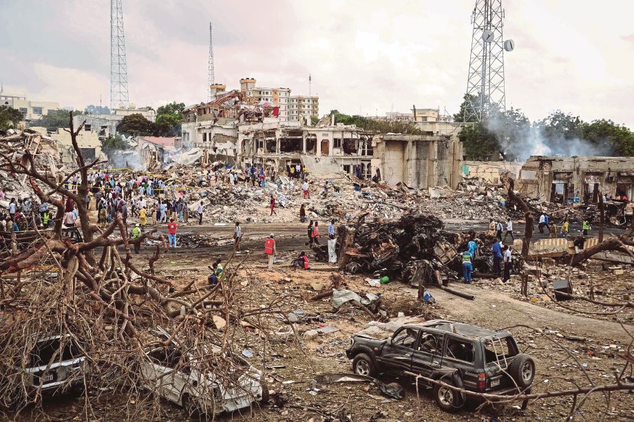 KEADAAN lokasi serangan bom trak di satu persimpangan berhampiran sebuah hotel di tengah Mogadishu kelmarin. - AFP