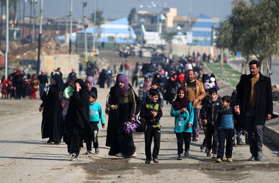 PENDUDUK dari kejiranan al-Nasser di barat Mosul meninggalkan kawasan berkenaan untuk ke tempat lebih selamat selepas pertempuran antara tentera Iraq dan Daish semakin sengit. - AFP  