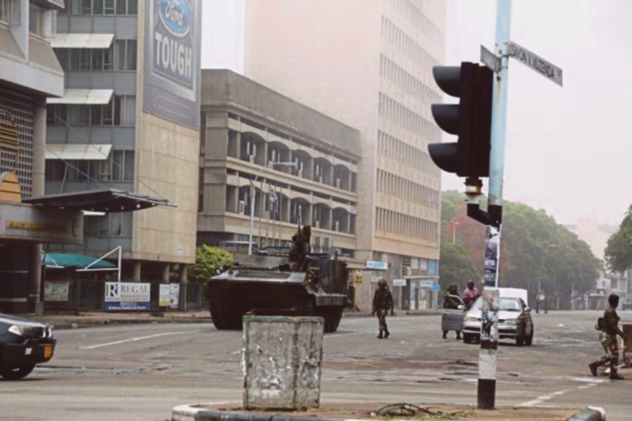 KERETA kebal dan askar dilihat berkawal di sebatang jalan raya di Harare, kelmarin. - Agensi