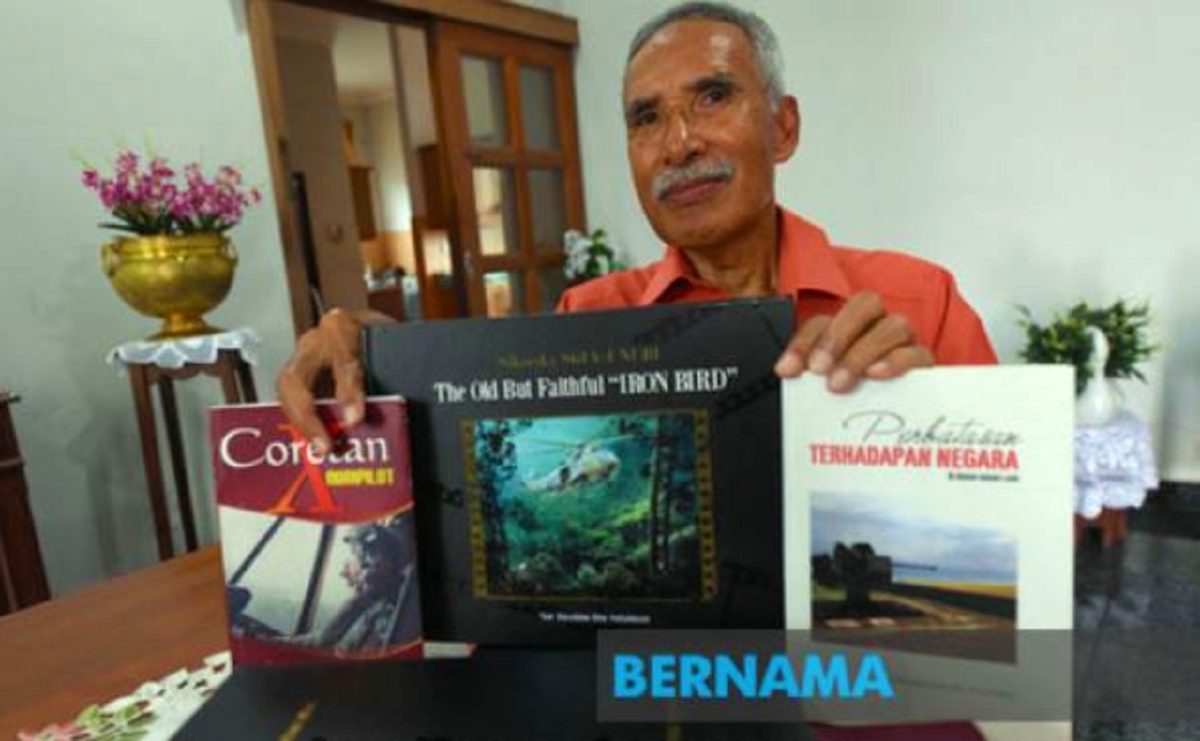 Gambar fail, Dr Nor Ibrahim menunjukkan buku mengenai perjuangan anggota TUDM ketika ditemui di rumahnya pada 2019. FOTO Bernama.