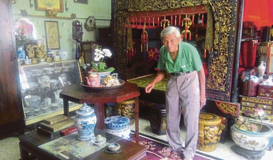 NORDIN menunjukkan bilik Baba Nyonya di rumahnya di Kampung Padang Temu.