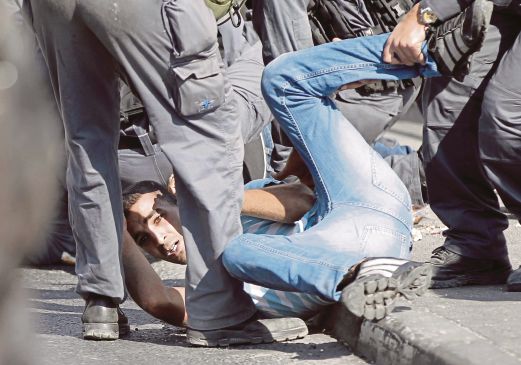 SEORANG pemuda Palestin ditahan polis Israel kerana membantah tindakan rejim Zionis mengehadkan kemasukan orang Islam ke Masjid al-Aqsa, semalam. 