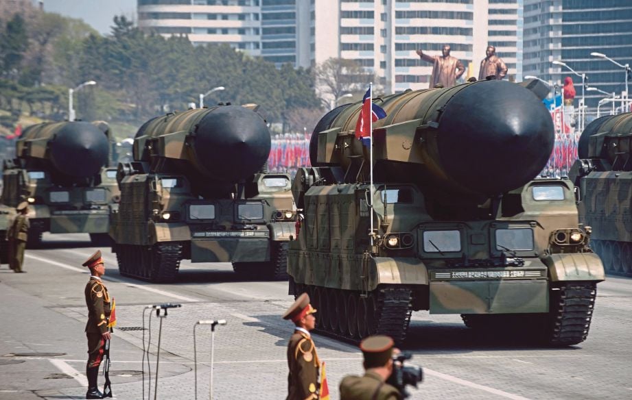 ANTARA roket yang dipamerkan dalam perarakan tentera Korea Utara, semalam.  - AFP 