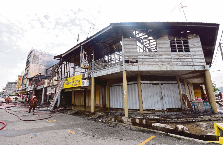 PREMIS    di Jalan Ceniah, Pandamaran, yang terbakar awal pagi semalam.