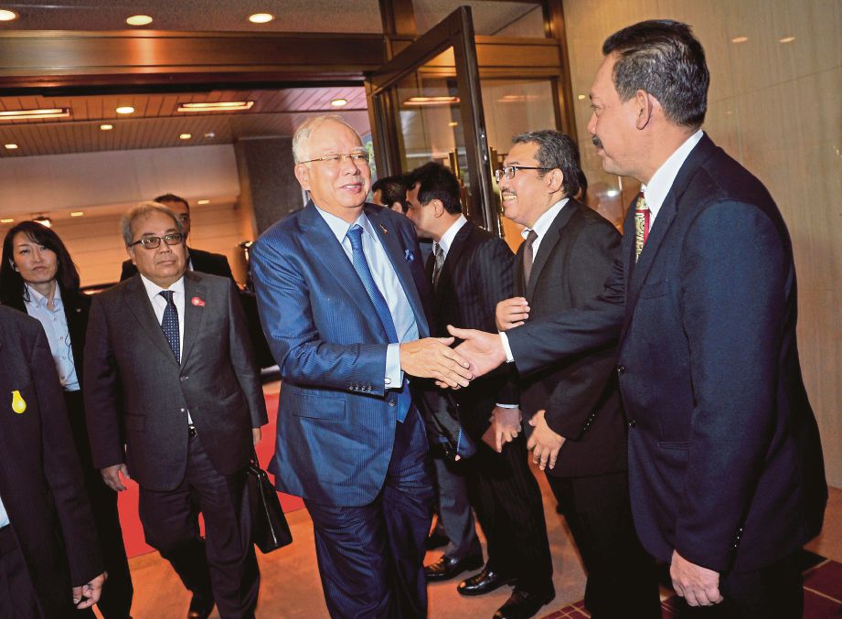  Najib  disambut pegawai kedutaan sewaktu tiba di hotel penginapan  di Jepun, semalam.