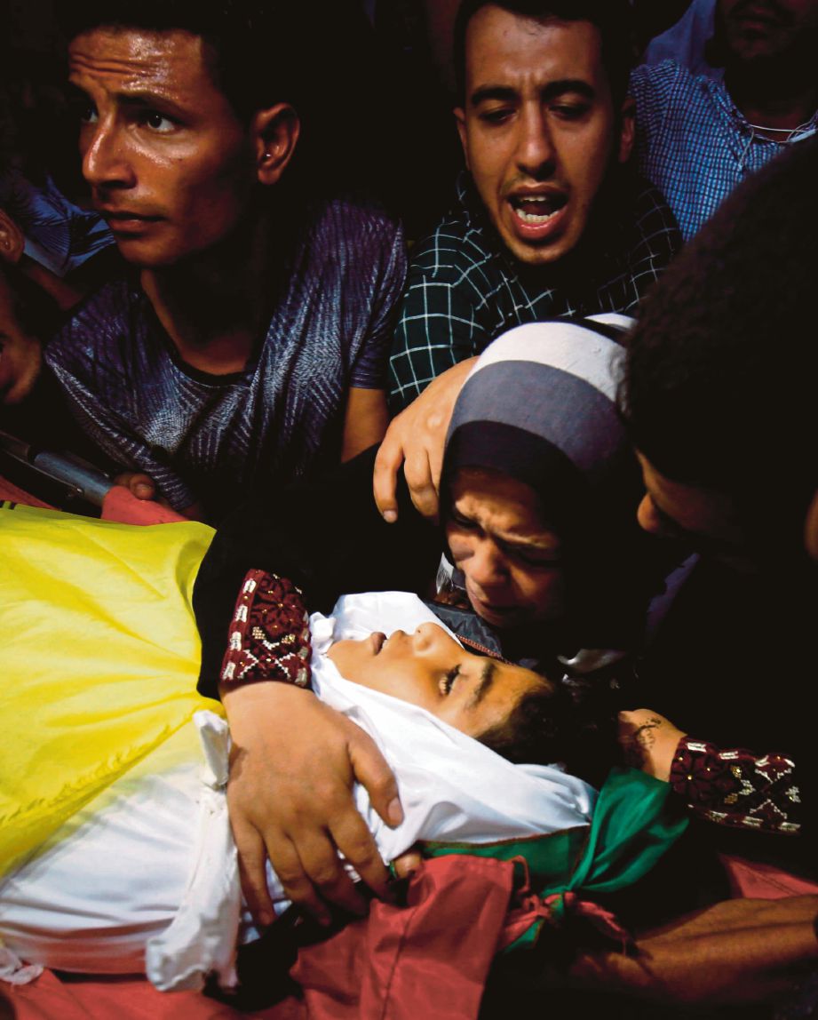 IBU kanak-kanak Palestin, Shadi Abdel Aal meratapi kematiannya yang ditembak tentera Israel, kelmarin. - AFP