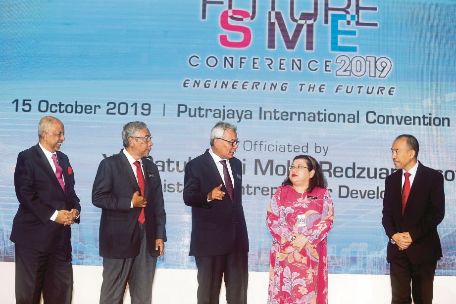 MOHD Redzuan (tengah) ketika merasmikan Majlis Perasmian Persidangan Masa Depan PKS 2019 di Putrajaya, semalam. 