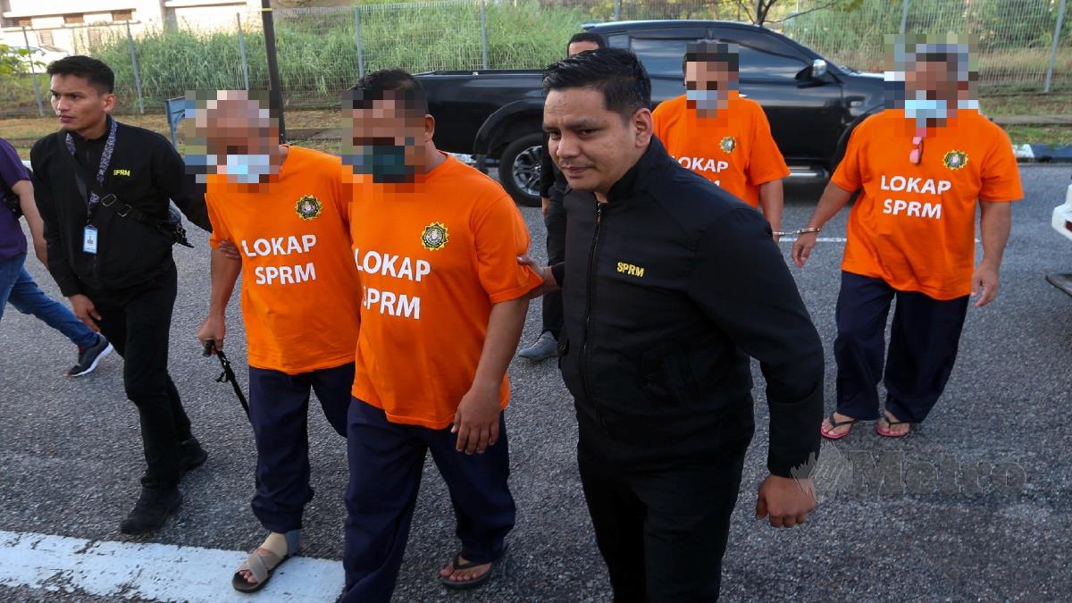 EMPAT individu termasuk dua bekas pegawai kanan AKSB dibawa ke mahkamah untuk perintah tahanan reman. FOTO Nik Abdullah Nik Omar.