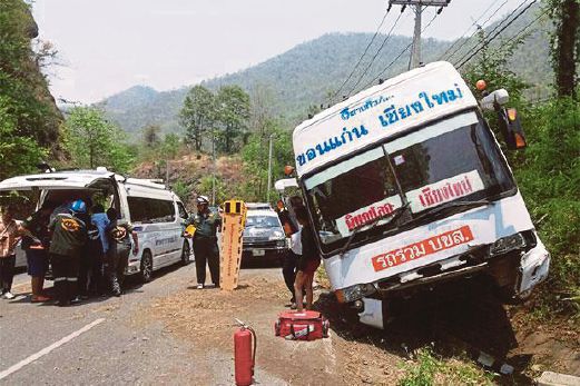 PASUKAN penyelamat mengeluarkan mangsa yang cedera selepas sebuah bas persiaran terbabas di daerah Phetchabun di Chiang Mai, semalam.