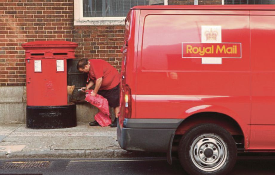 SYARIKAT Royal Mail yang berdepan bantahan paling besar selepas CEO baharunya menerima  gaji yang besar. - Agensi