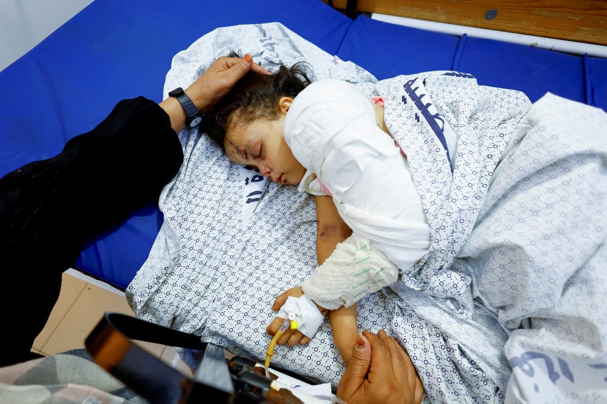 FULLA Al-Laham, 4, cedera dalam serangan Israel yang mengorbankan 14 ahli keluarga termasuk ibu bapanya, ditemani neneknya di hospital di Khan Yunis, selatan Gaza. FOTO Reuters.